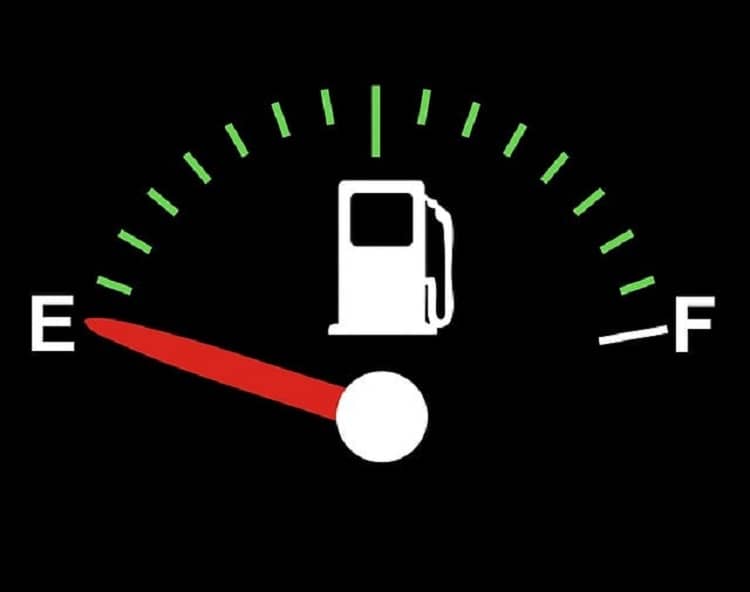 Qué puedes hacer para ahorrar combustible cuando viajas en coche