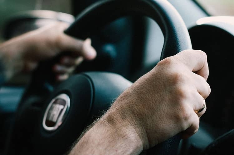 seguros de coches para jóvenes